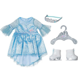 Hellblaues Puppenkleid-Set mit Tiara, Bügel und weißen Schlittschuhen auf weißem Hintergrund arrangiert.