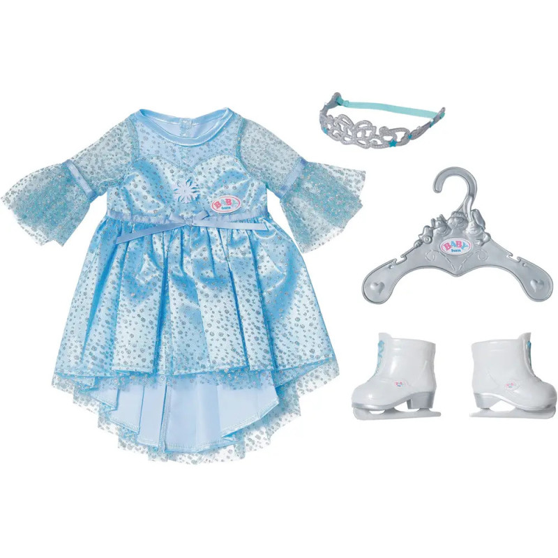 Hellblaues Puppenkleid-Set mit Tiara, Bügel und weißen Schlittschuhen auf weißem Hintergrund arrangiert. Hellblaues Puppenkleid-Set mit Tiara, Bügel und weißen Schlittschuhen auf weißem Hintergrund arrangiert.