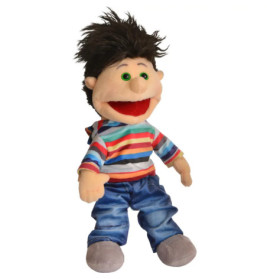 Eine Plüschpuppe mit stachelig braunen Haaren, gestreiftem Shirt, blauer Hose und grauen Schuhen.