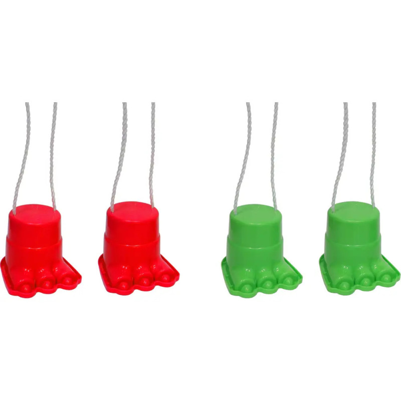 Zwei Paar Stelzen, rot und grün, mit fußförmigen Standflächen und weißen Schnüren.