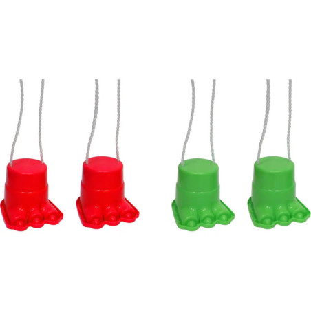 Zwei Paar Stelzen, rot und grün, mit fußförmigen Standflächen und weißen Schnüren.