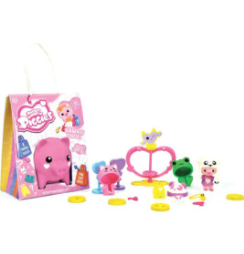 Rosa Geschenktüte mit bunten Tierfiguren, Zubehör und gelben Spielmarken davor.