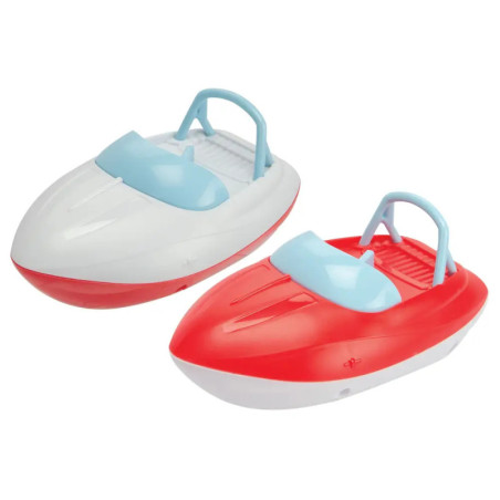 Zwei kleine Spielzeug-Schnellboote, weiß und rot, mit blauen Windschutzscheiben auf weißem Hintergrund.