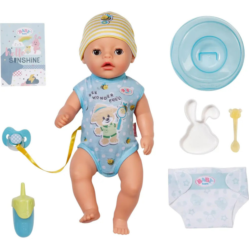 Babypuppe mit Zubehör wie Flasche, Schnuller, Teller, Löffel, Windel, Mütze und Outfit auf weißem Hintergrund.