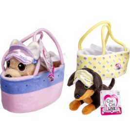 Zwei Plüschhunde mit Schlafmasken in bunten Taschen, dazu ein CHI CHI LOVE-Anhänger.