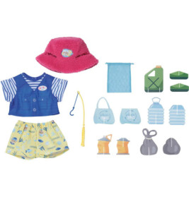 Set mit Camping-Spielzeug: rosa Hut, blaue Weste, gestreiftes Shirt, gelbe Shorts, Taschen und Ausrüstung.