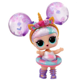 Bunte LOL Surprise Puppe mit Einhorn-Stirnband, großen Zöpfen und Schwimmring, Arme geöffnet.