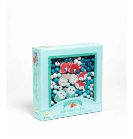 Box mit 450 blauen, weißen und roten Holzperlen, teils mit niedlichen Tiergesichtern.