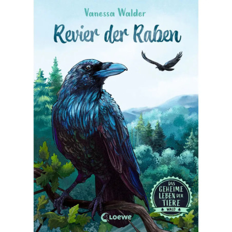 Buchcover mit großem Raben auf einem Ast, Wald im Hintergrund, ein weiterer Rabe fliegt darüber.