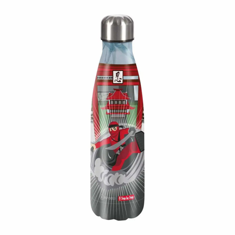 Edelstahlflasche mit rotem Ninja-Motiv und japanischem Design auf grauem Hintergrund. Edelstahlflasche mit rotem Ninja-Motiv und japanischem Design auf grauem Hintergrund.
