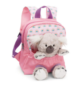 Rosa Rucksack mit Regenbogenmuster, im Frontfach steckt eine Plüsch-Koala.