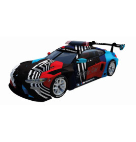 Ein auffälliges BMW-Safety-Car mit roten, blauen, schwarzen und weißen Mustern vor weißem Hintergrund.