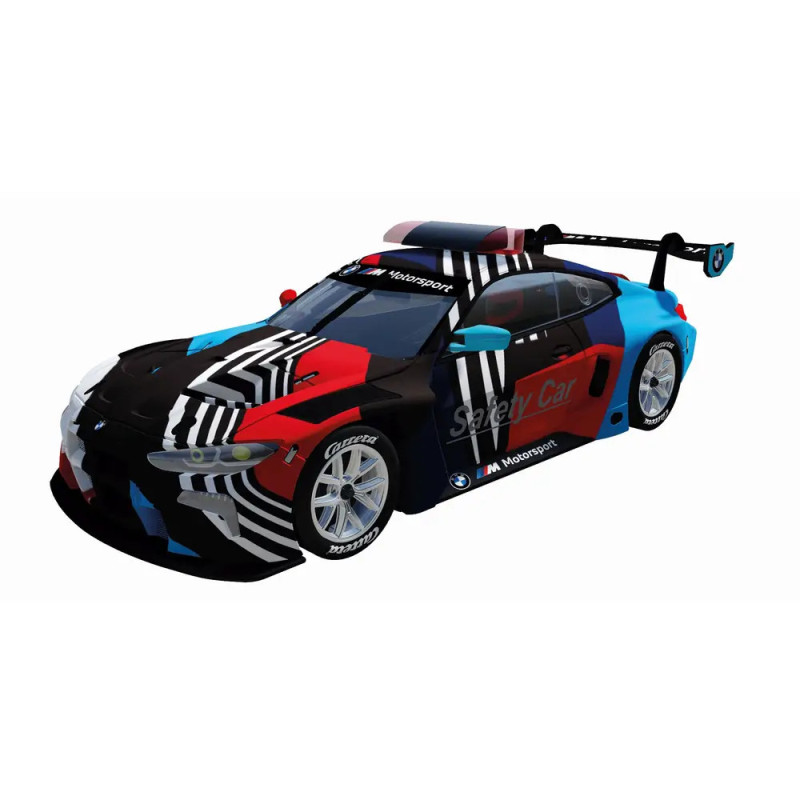 Ein auffälliges BMW-Safety-Car mit roten, blauen, schwarzen und weißen Mustern vor weißem Hintergrund.