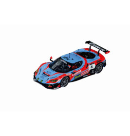 Blau-roter Rennwagen mit Sponsorenlogos und der Nummer 6 auf der Seite, vor weißem Hintergrund freigestellt.