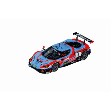 Blau-roter Rennwagen mit Sponsorenlogos und der Nummer 6 auf der Seite, vor weißem Hintergrund freigestellt.