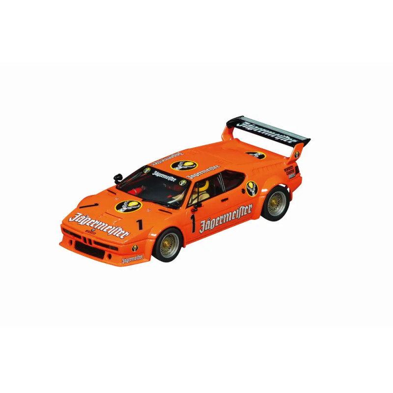 Oranger Jägermeister-Rennwagen mit großem Heckflügel und schwarz-gelben Details aus der Vogelperspektive.