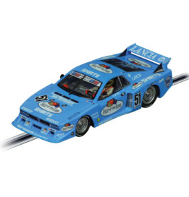 Blauer Lancia Rennwagen mit der Nummer 51 und Sponsorenlogos, aus schräger Vogelperspektive fotografiert.