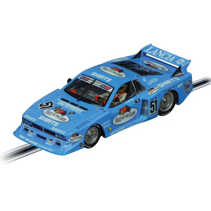 Blauer Lancia Rennwagen mit der Nummer 51 und Sponsorenlogos, aus schräger Vogelperspektive fotografiert. Blauer Lancia Rennwagen mit der Nummer 51 und Sponsorenlogos, aus schräger Vogelperspektive fotografiert.