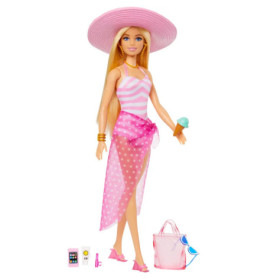 Barbie im pinken Badeanzug, Sonnenhut und High Heels, hält ein Eis, daneben liegen Zubehörteile.