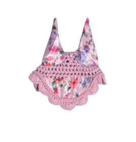 Rosa gehäkelte Haube mit Blumenstoff und großen Spitzohren auf weißem Hintergrund.