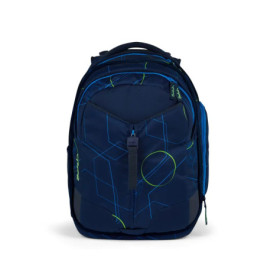 Dunkelblauer Rucksack mit geometrischem Muster in Grün und Blau, Frontreißverschlusstasche und Seitenfächern.