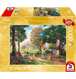 Puzzlebox mit Winnie Puuh, Christopher Robin und Freunden spielend in einem bunten Wald dargestellt.