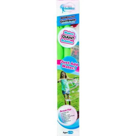 WOWmazing Giant Bubble Kit mit Foto eines Kindes, das draußen große Seifenblasen macht.