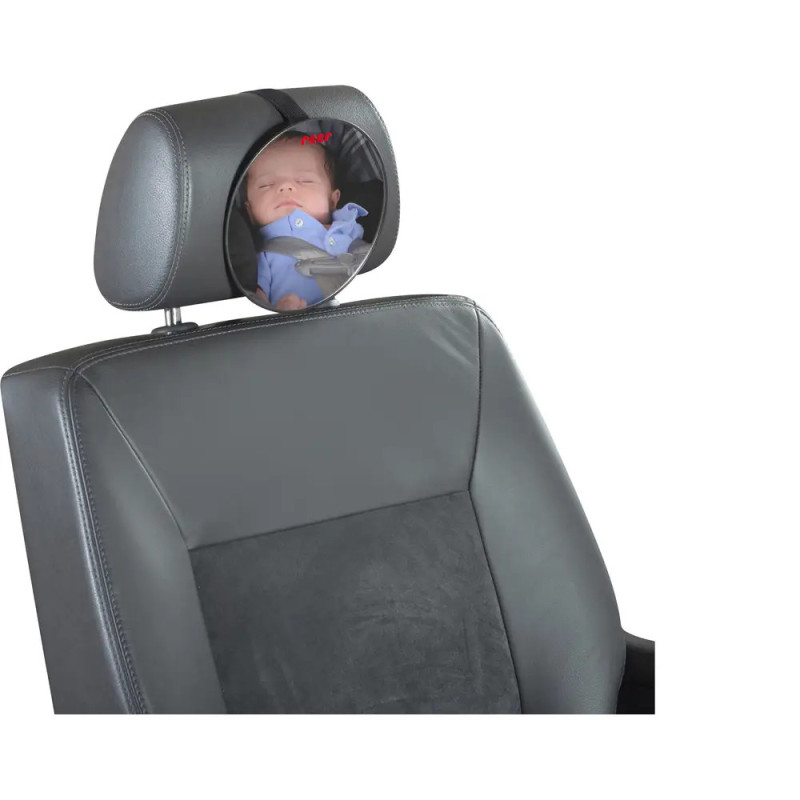 Ein Baby spiegelt sich in einem an der Kopfstütze befestigten Rückspiegel eines schwarzen Autositzes.