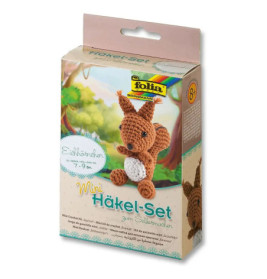 Box eines Mini-Häkelsets zum Erstellen eines Eichhörnchens, mit Bild des fertigen Spielzeugs auf der Vorderseite.