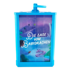 Blaue Box mit Puzzle-Motiv und der deutschen Aufschrift Die Sage vom Babydrachen auf der Vorderseite.