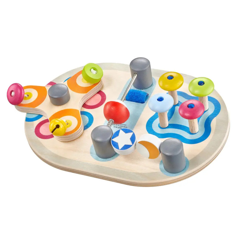 Farbiges Holzspielzeug zur Feinmotorik mit Stiften, Ringen und drehbaren Elementen auf ovaler Basis.