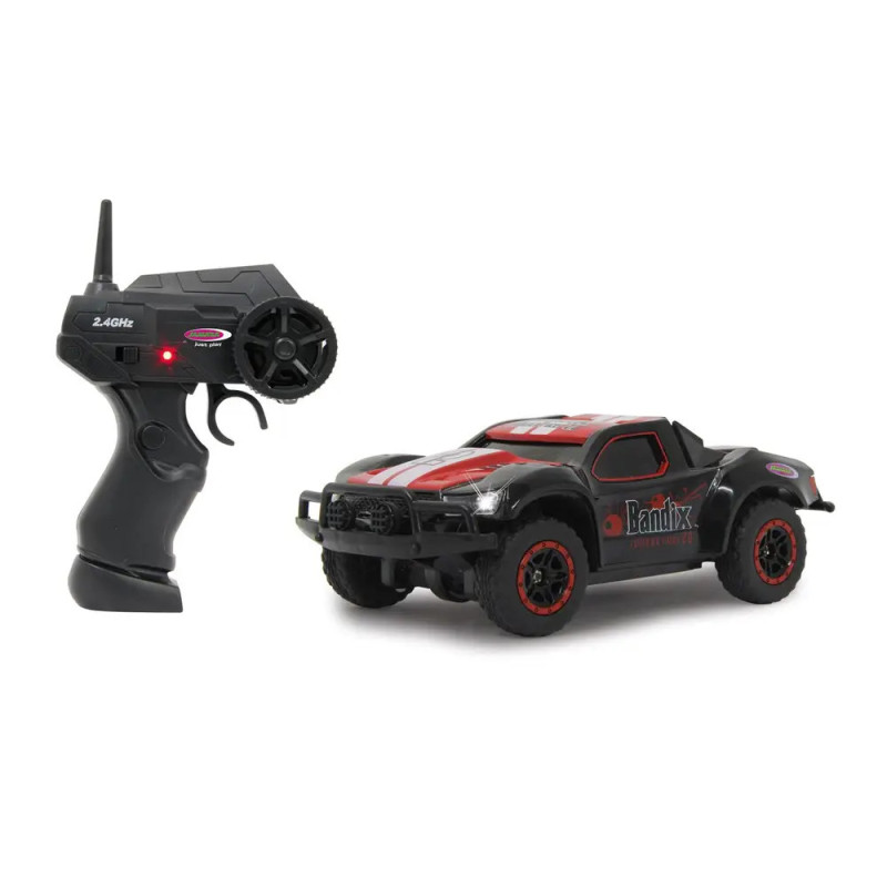 Schwarzer und roter ferngesteuerter Spielzeugtruck mit passender Fernbedienung auf weißem Hintergrund.