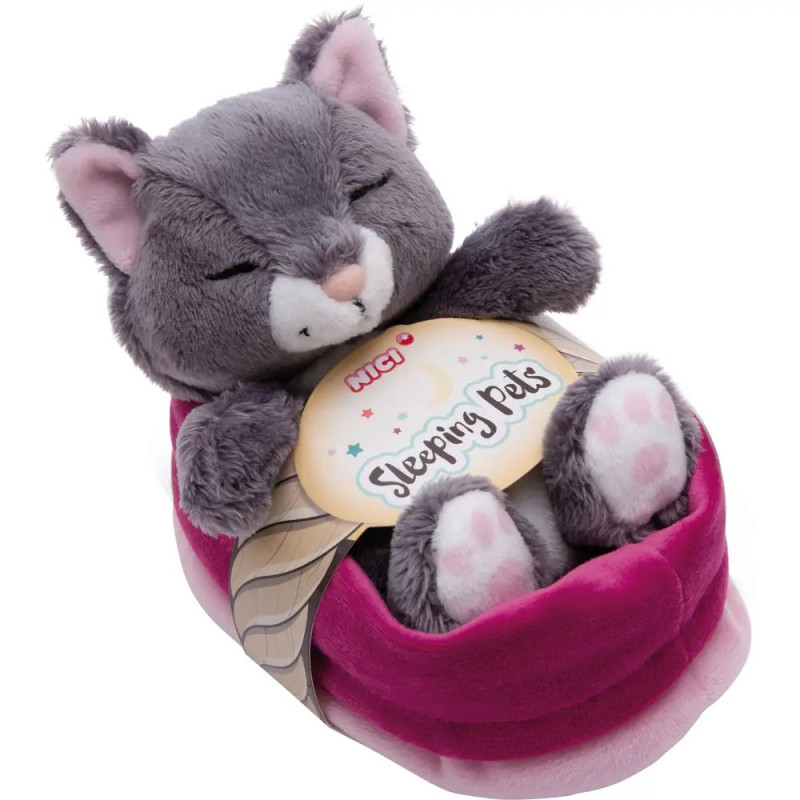 Graue Plüschkatze mit geschlossenen Augen schläft in rosa Bett, Schild Sleeping Pets sichtbar. Graue Plüschkatze mit geschlossenen Augen schläft in rosa Bett, Schild Sleeping Pets sichtbar.