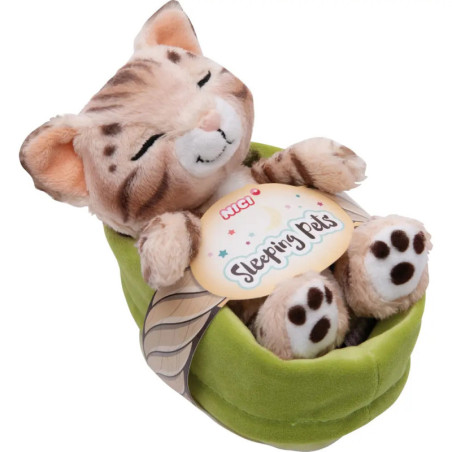 Stoffkatze mit geschlossenen Augen liegt im grünen Bett und hält ein Schild mit der Aufschrift Sleeping Pets.