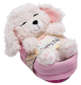 Plüschwelpe in weiß schläft in rosa Bett, auf der Brust ein Sleeping Pets-Schild.