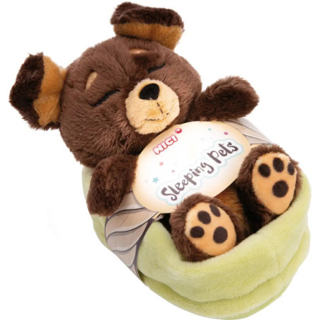 Plüschiger, brauner Bär mit geschlossenen Augen liegt in grünem Bett, Sleeping Pets steht auf dem Bauch.