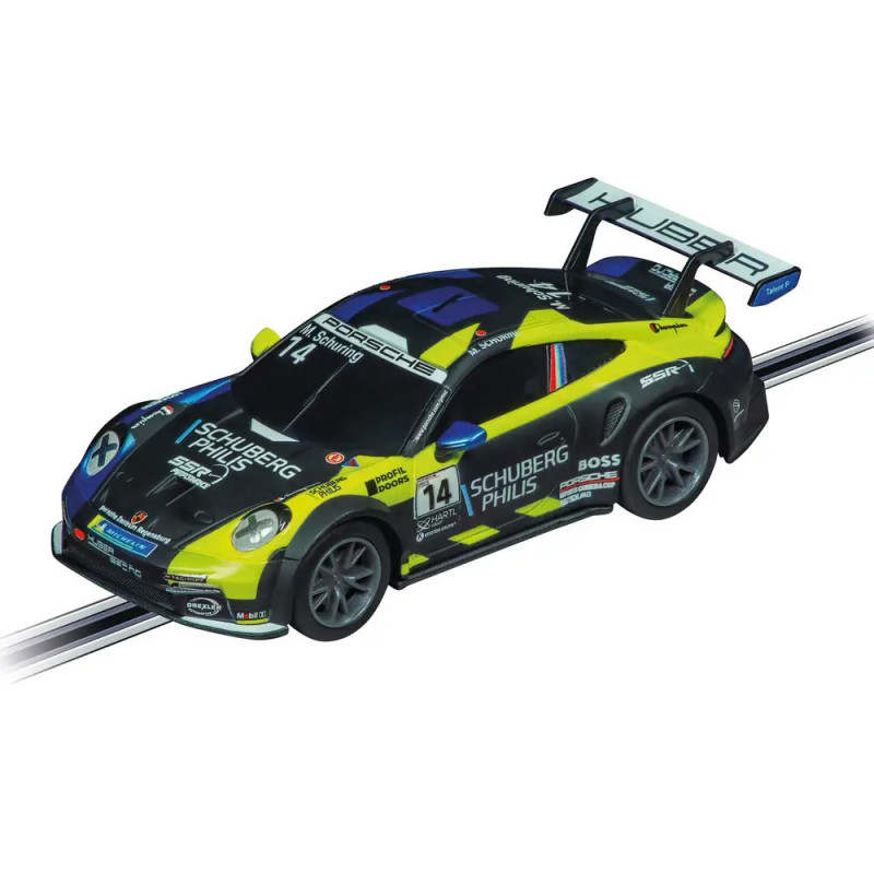 Gelber und schwarzer Porsche-Rennwagen als Spielzeug auf Slotcar-Bahn mit Sponsorlogos und der Nummer 14.
