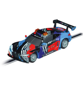 Ein Spielzeug-Rennwagen mit bunten Streifen und Safety Car-Beschriftung steht auf einer Slotcar-Bahn.