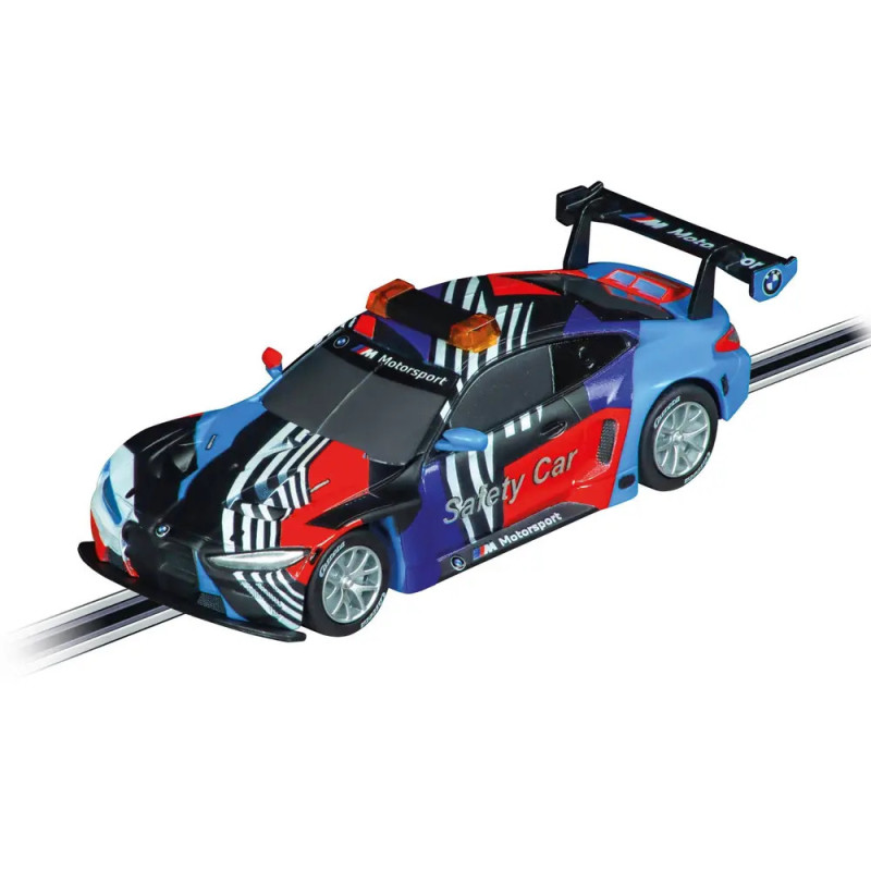 Ein Spielzeug-Rennwagen mit bunten Streifen und Safety Car-Beschriftung steht auf einer Slotcar-Bahn.