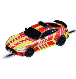 Spielzeugauto mit rot-gelbem-weißen Einsatzfahrzeugdesign, schwarzen Rädern und Dachleuchten auf einer Schiene.