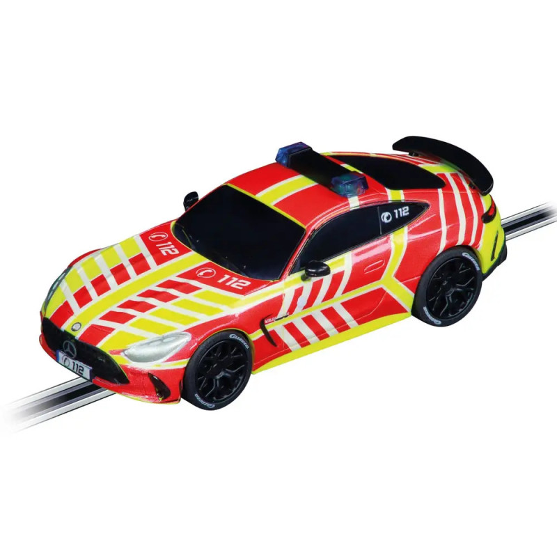 Spielzeugauto mit rot-gelbem-weißen Einsatzfahrzeugdesign, schwarzen Rädern und Dachleuchten auf einer Schiene. Spielzeugauto mit rot-gelbem-weißen Einsatzfahrzeugdesign, schwarzen Rädern und Dachleuchten auf einer Schiene.