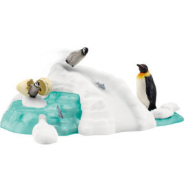 Spielzeugpinguine und Küken auf schneeigem, eisigem Spielset mit Wasser- und Fischdetails.