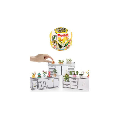 Eine Hand stellt eine Mini-Pflanze auf eine cartoonhafte, weiße Küche mit kleinen bunten Pflanzen und Schränken.