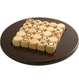 Holz-Tic-Tac-Toe mit X- und O-Steinen auf einem runden, dunkelbraunen Spielbrett angeordnet.