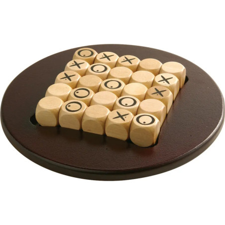 Holz-Tic-Tac-Toe mit X- und O-Steinen auf einem runden, dunkelbraunen Spielbrett angeordnet.