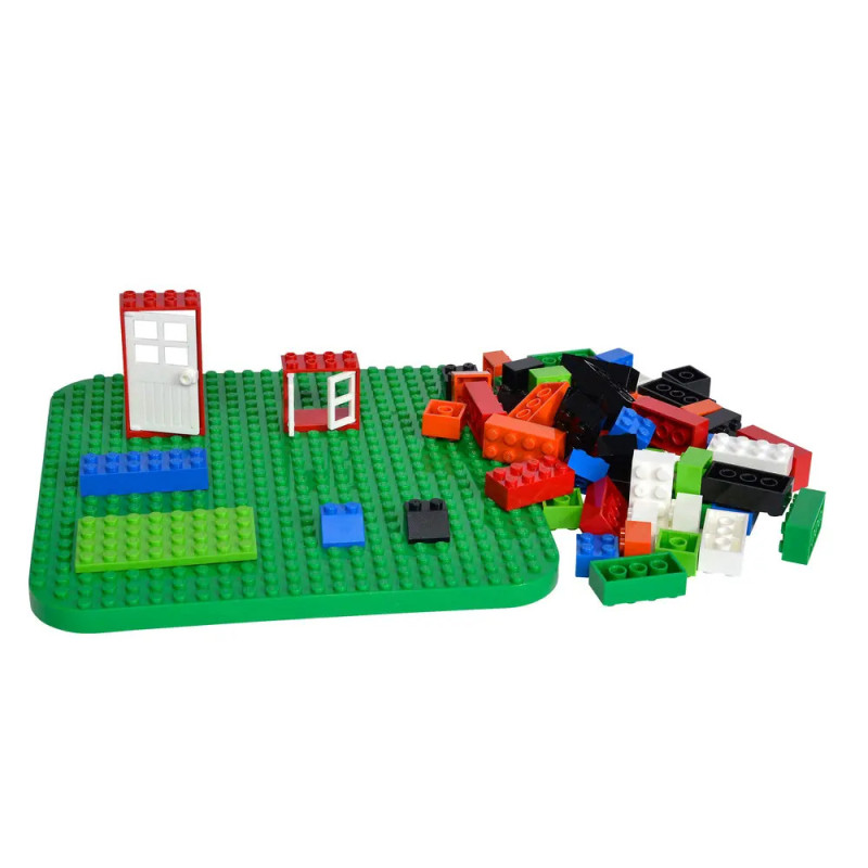 Grüne Grundplatte mit montierten Türen und daneben verstreuten, bunten Bausteinen.