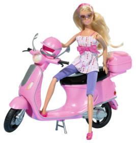 Barbie mit Sonnenbrille sitzt auf einem pinken Roller, mit passendem Helm und Staubox.