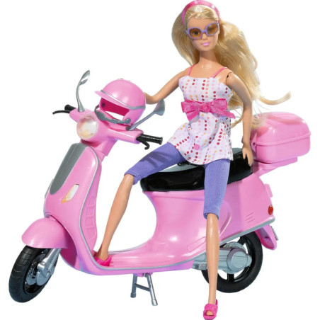 Barbie mit Sonnenbrille sitzt auf einem pinken Roller, mit passendem Helm und Staubox.