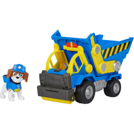 Spielzeug-Polizeihund und blauer, gelber Spielzeugkipplaster mit schwarz-gelben Warnstreifen.