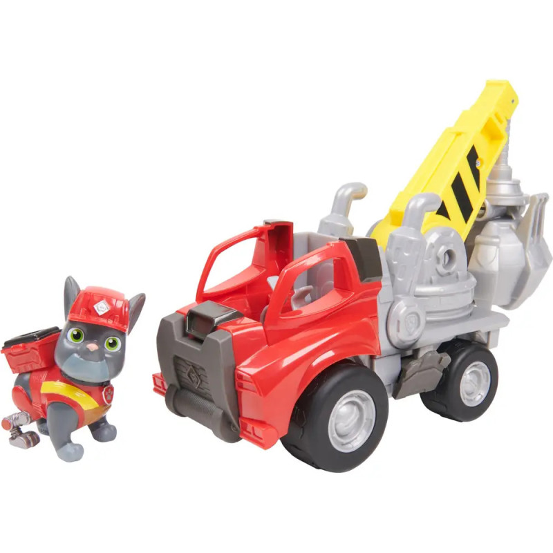 Graue Katze in roter Feuerwehrkleidung sitzt neben rotem und gelbem Spielzeug-Feuerwehrauto mit Kranarm. Graue Katze in roter Feuerwehrkleidung sitzt neben rotem und gelbem Spielzeug-Feuerwehrauto mit Kranarm.